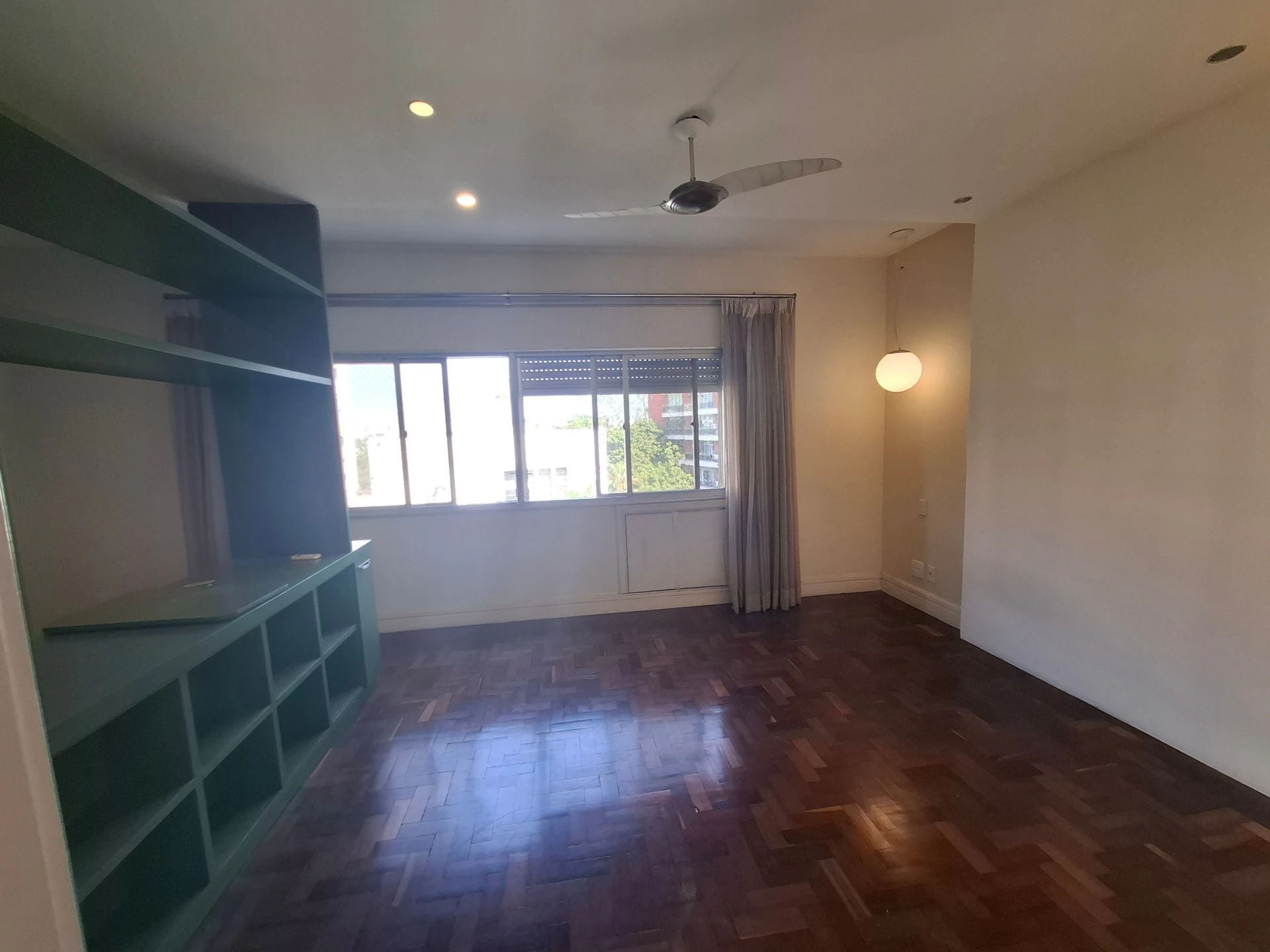 Floor-to-ceiling windows in a 3-bedroom apartment, 150 m² — photo 20