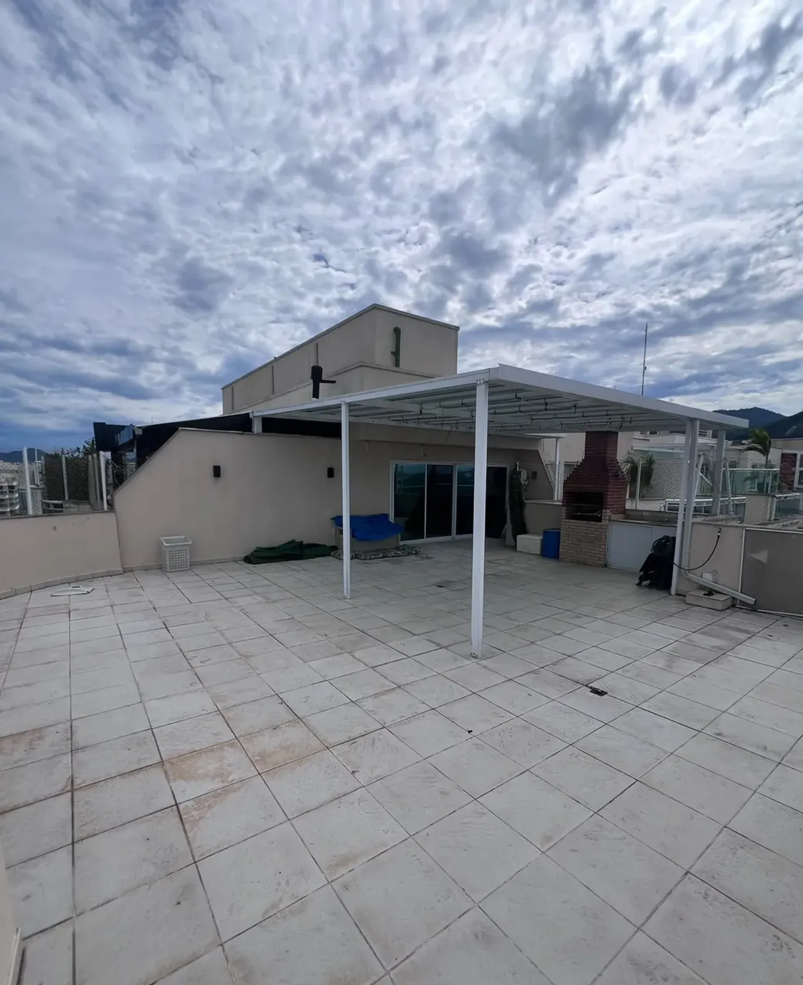 Apartment on the 10th floor with a grill on the balcony — photo 6