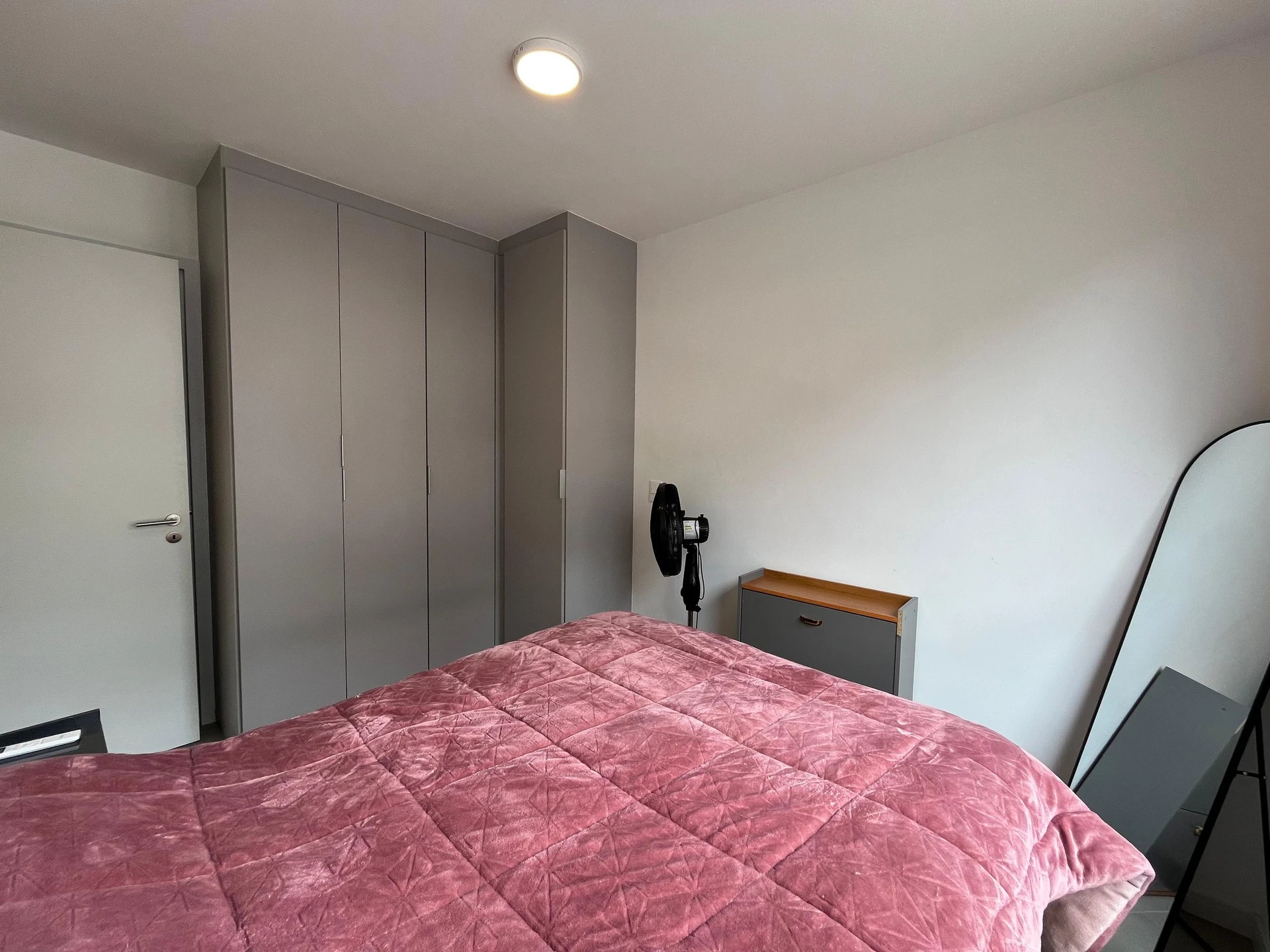 Furnished apartment, 89 m², with a glass-enclosed balcony — photo 40