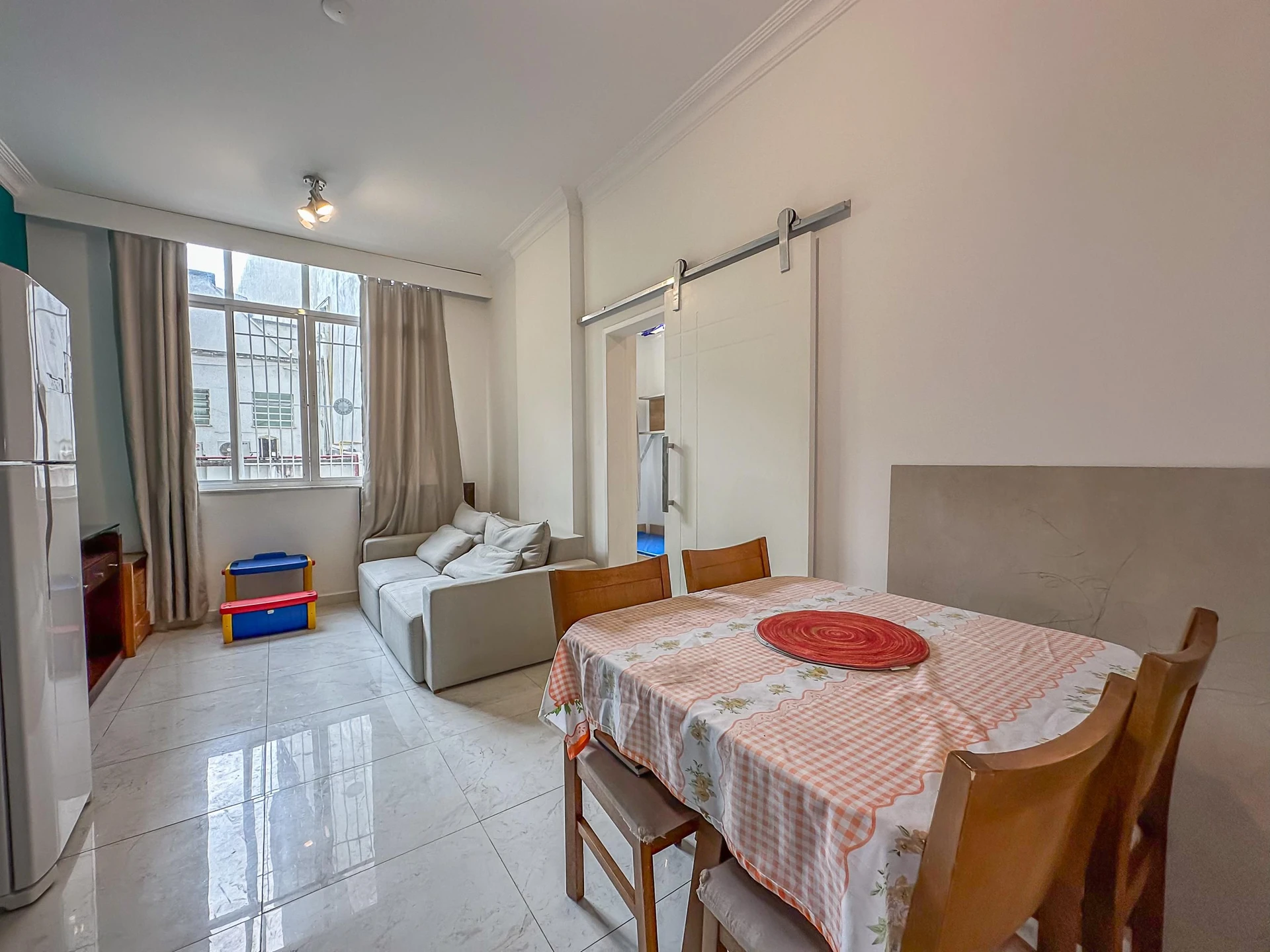 Apartamento de 1 quarto com cozinha aberta para a sala