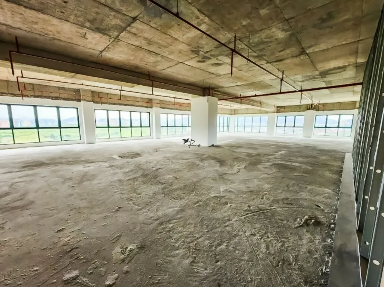 Unfurnished 1-bedroom apartment with floor-to-ceiling windows — photo 11