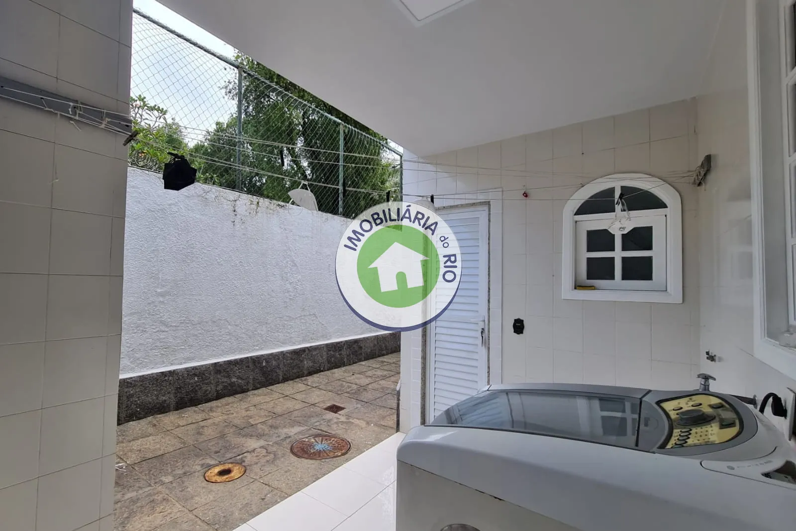 House with 5 bedrooms and 5 bathrooms plus 4 parking spaces — photo 31