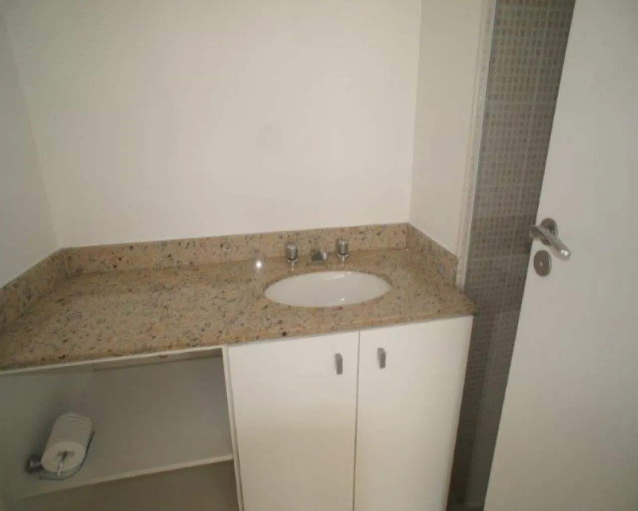 2-bedroom apartment with a mountain view — photo 15