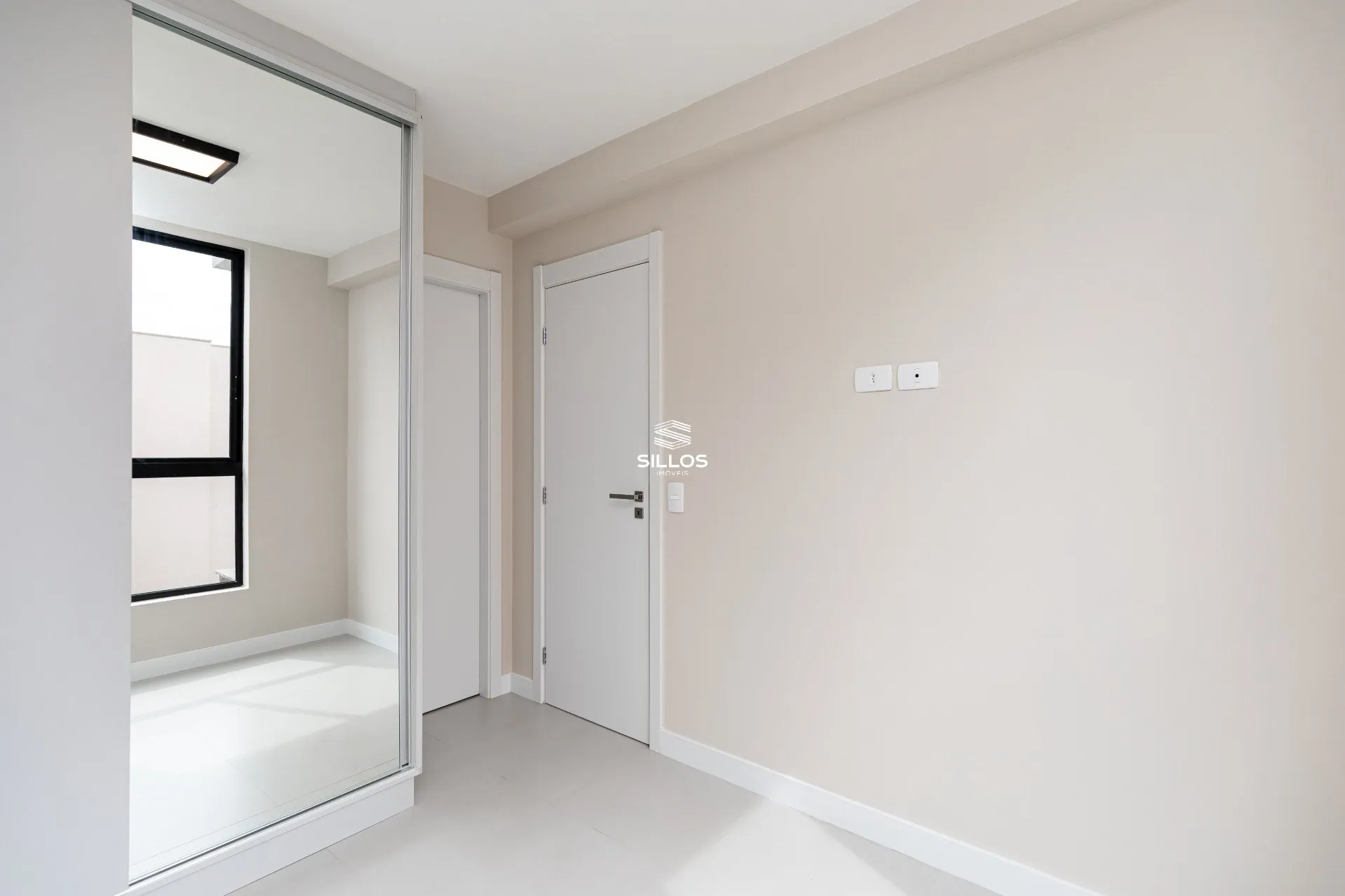 One-bedroom apartment with a washing machine — photo 10