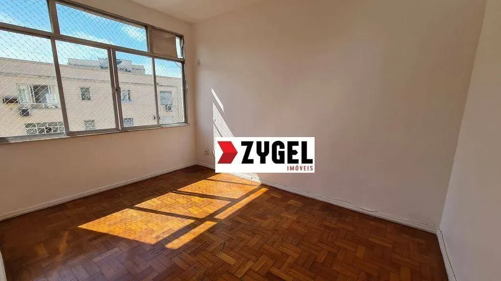 Apartment on the 10th floor with wood or laminate floors