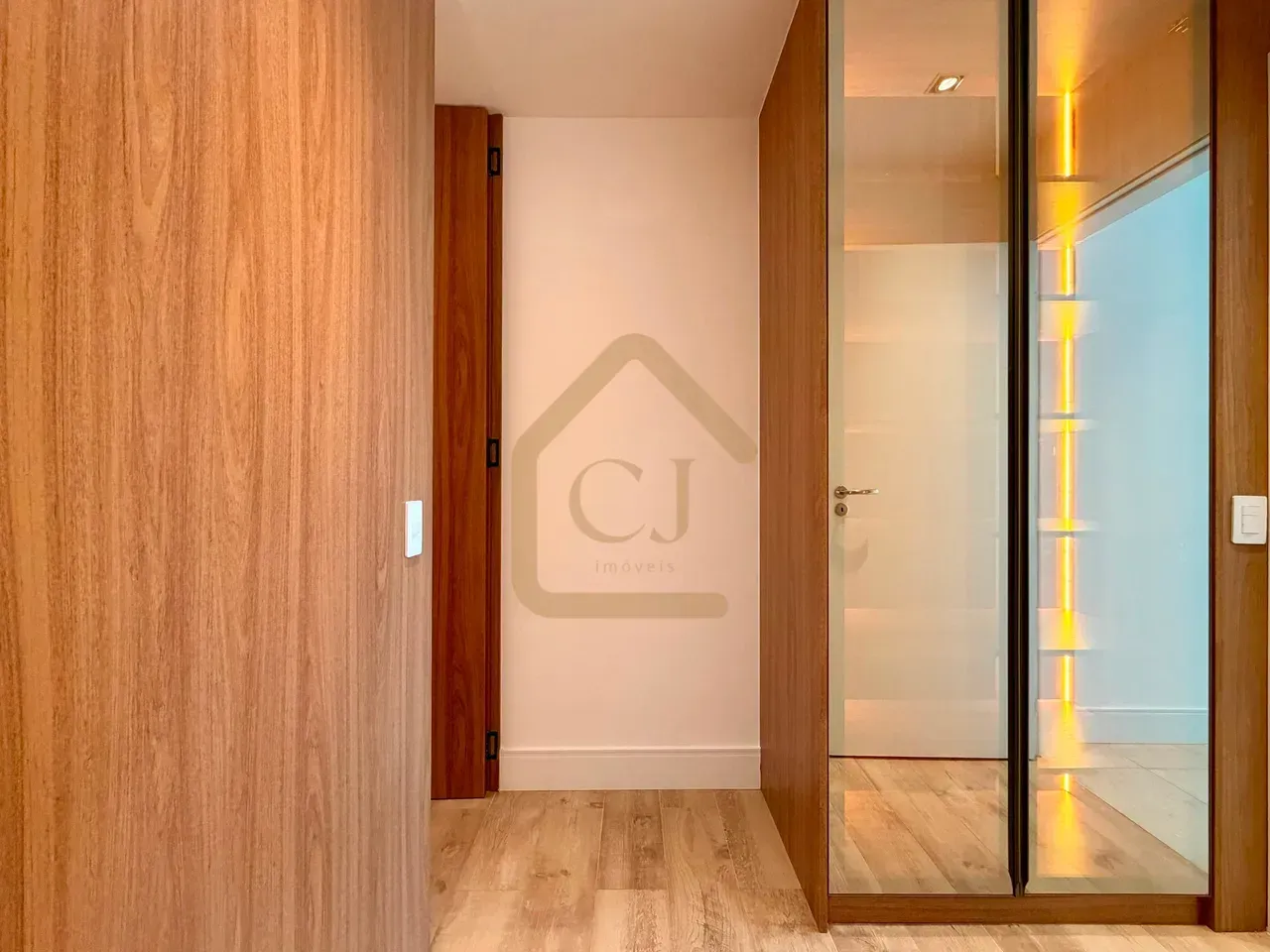 Unfurnished 3-bedroom apartment with 5 bathrooms and balcony — photo 18