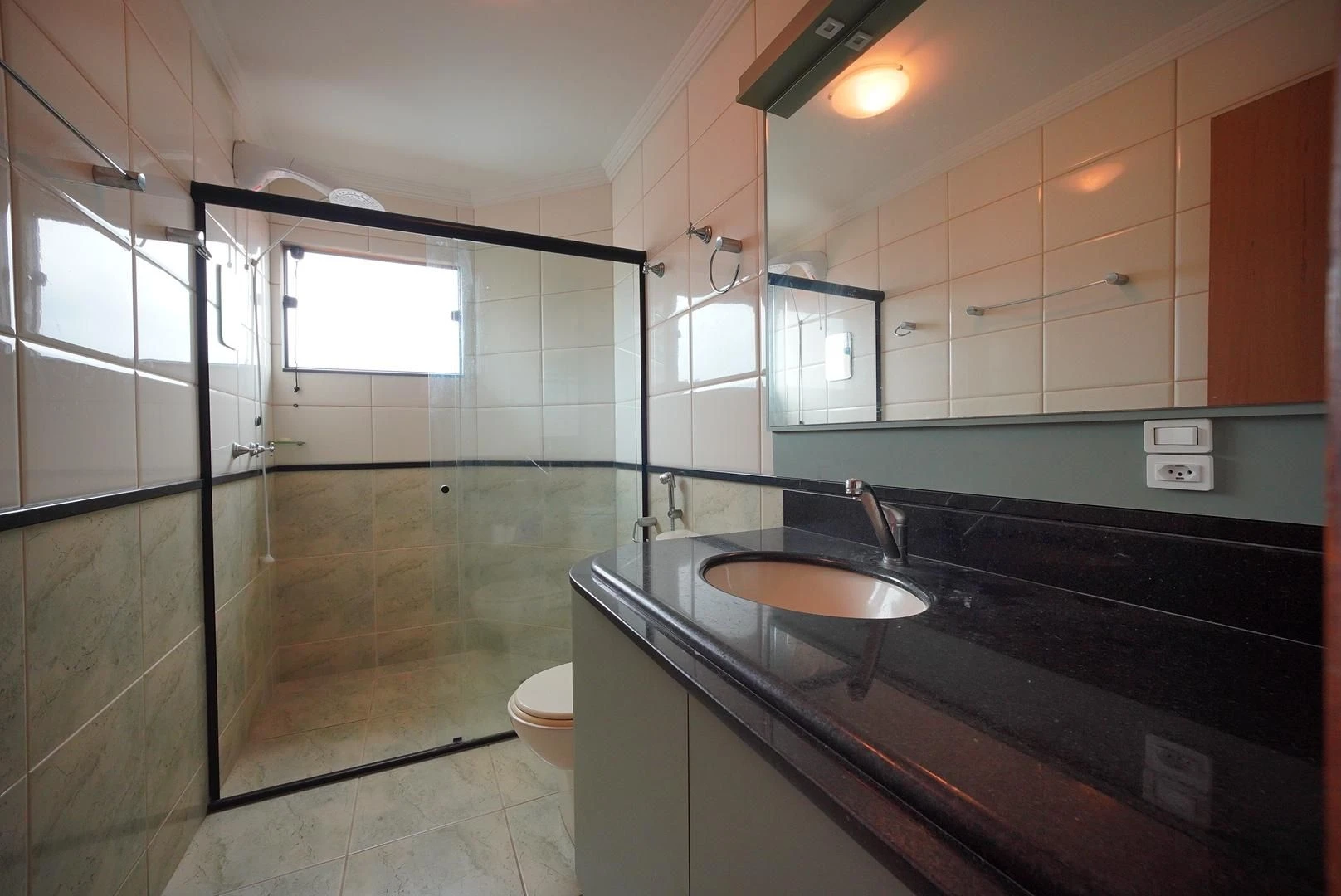 407 m² house with a washing machine and a bathtub — photo 22