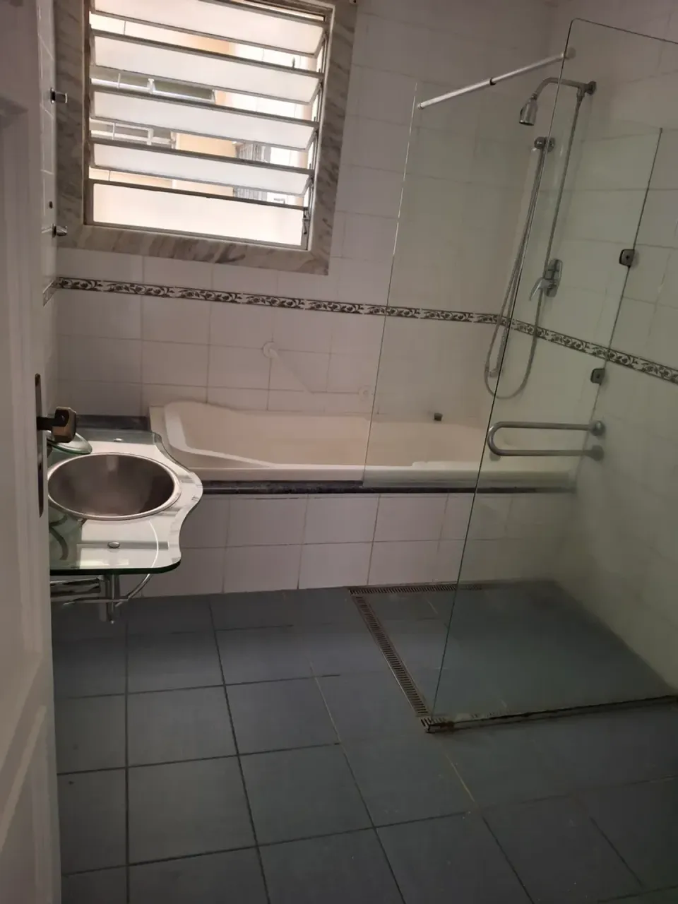 Unfurnished 3-bedroom apartment with 24-hour concierge — photo 6