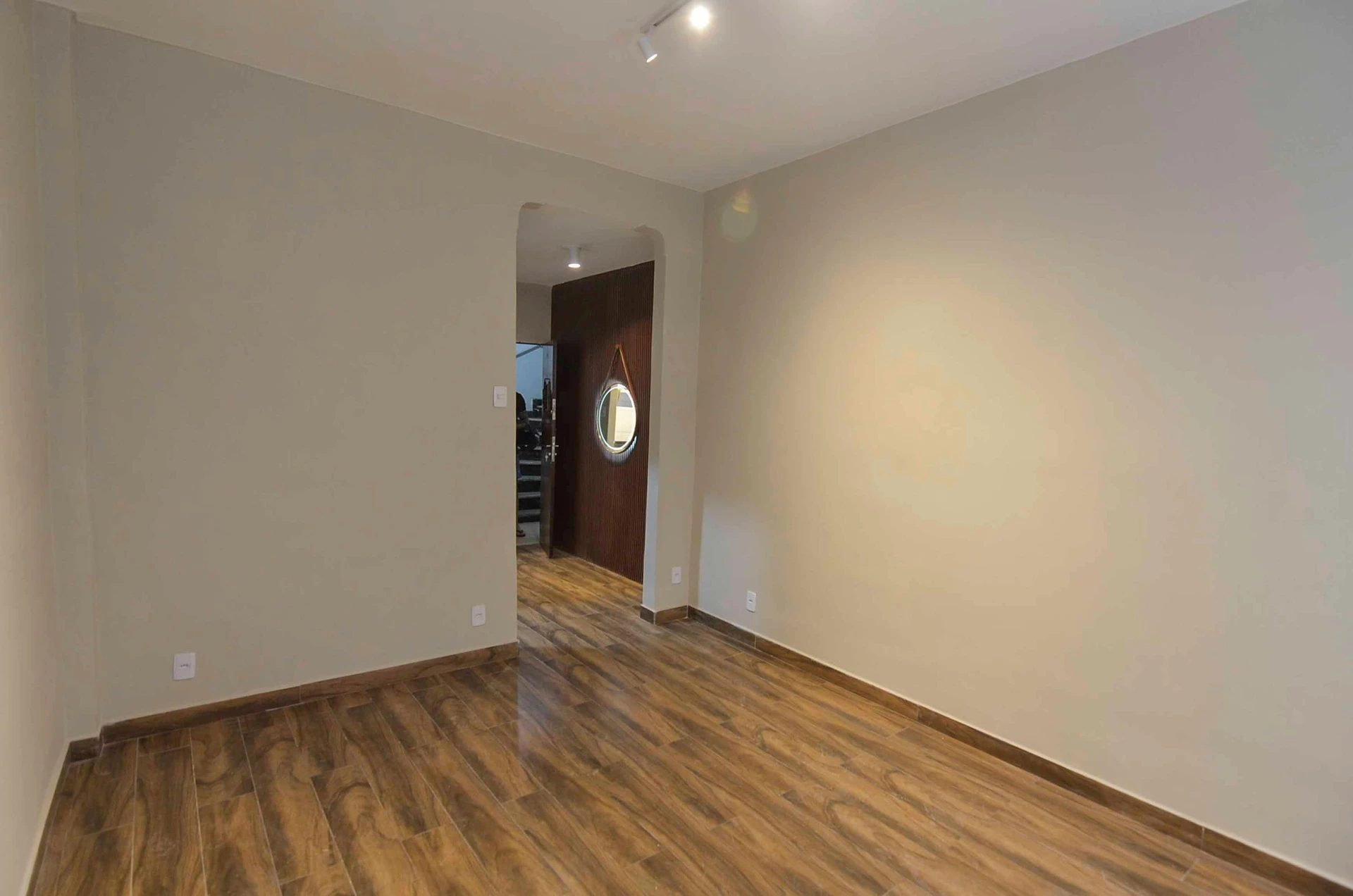 One-bedroom apartment with wood or laminate floors — photo 6