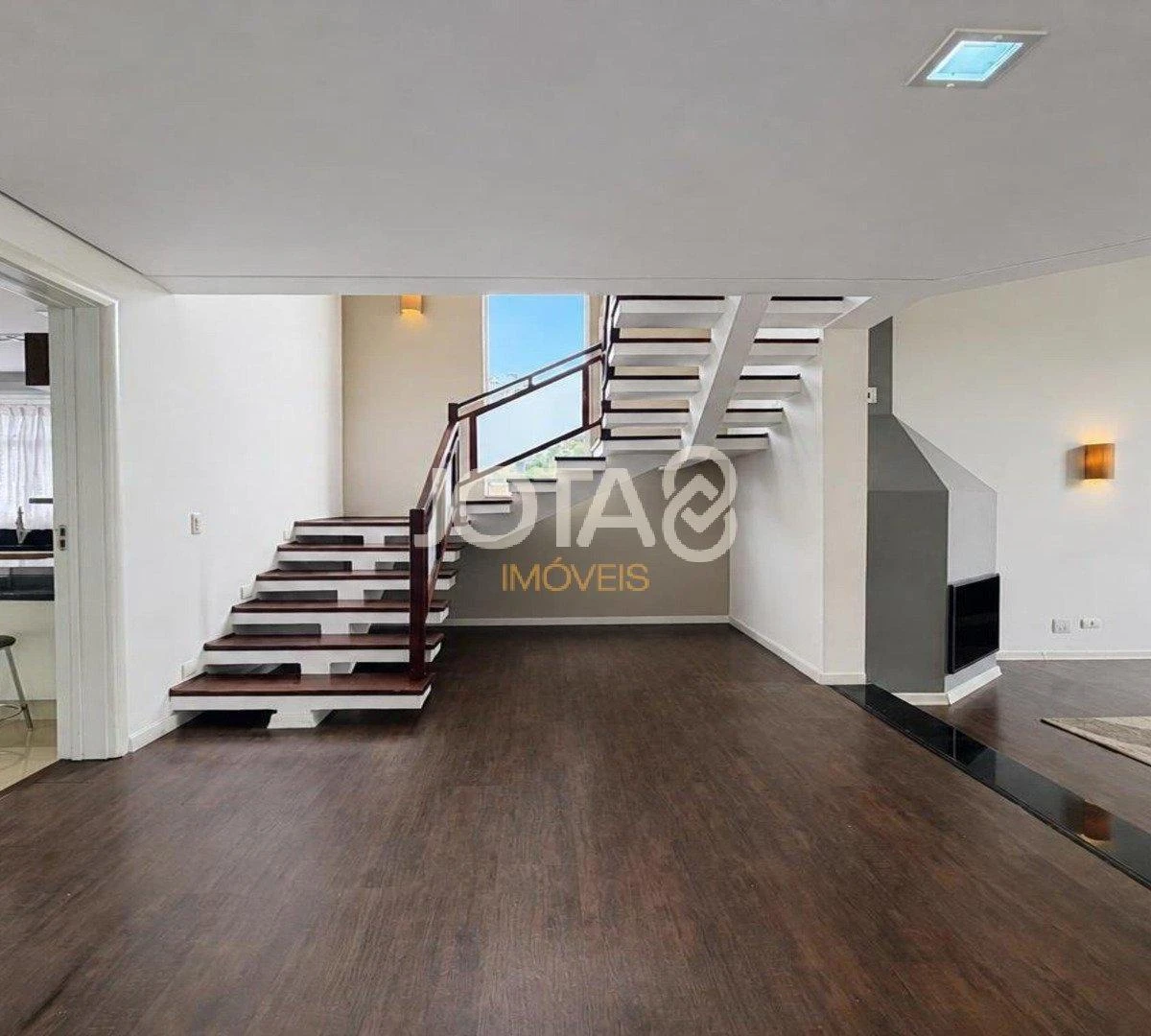 4-bedroom house with a glass-enclosed balcony in Curitiba — photo 34