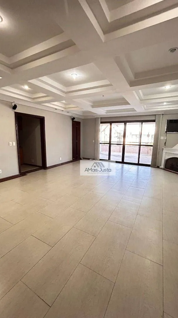 4-bedroom apartment in a building with a pool — photo 61