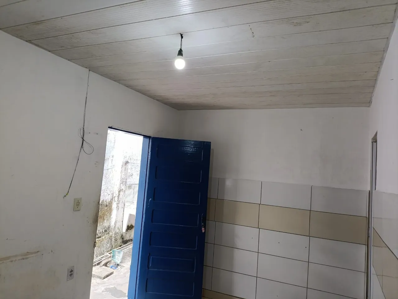 Unfurnished studio with 1 bedroom and 1 bath no parking