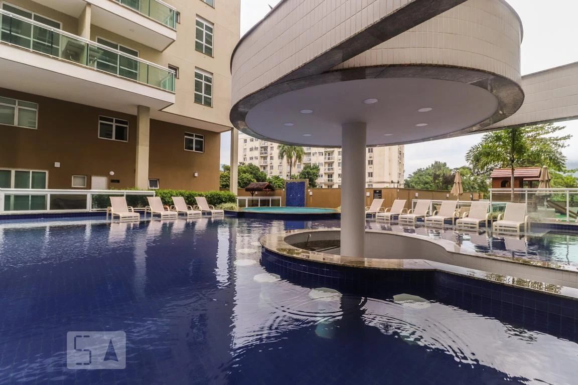 Furnished 1-bedroom apartment with a glassed balcony — photo 24