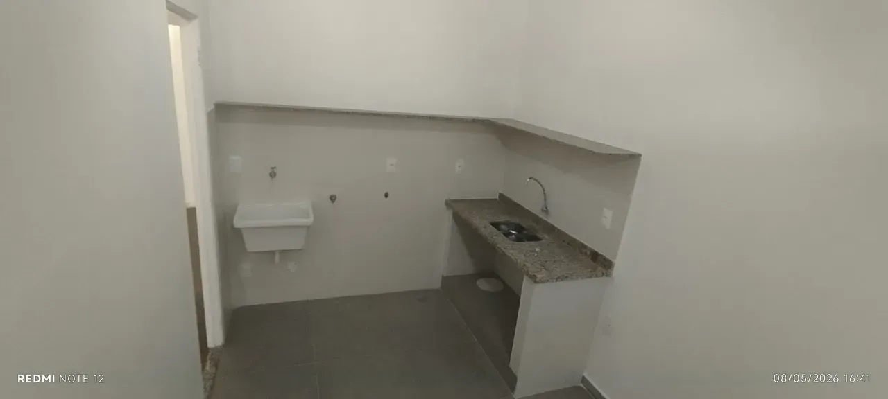 Unfurnished 1-bedroom apartment with floor-to-ceiling windows — photo 17
