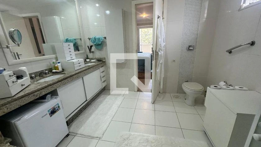 Walk-in closet in a 5-bedroom house, 250 m² — photo 40