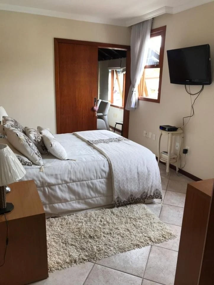 Casa de 290 m² con balcón cerrado con vidrio y bañera — photo 11