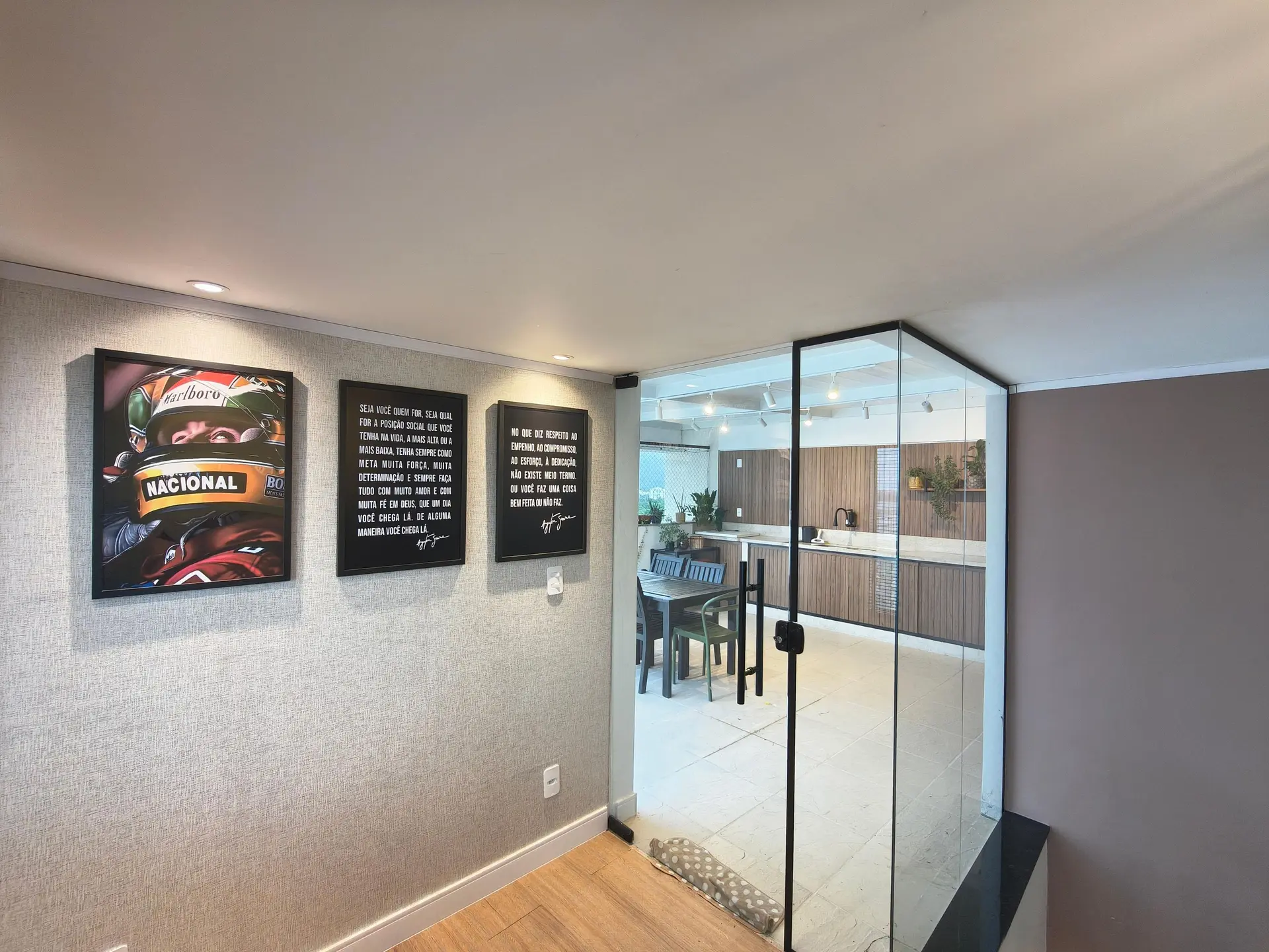 Floor-to-ceiling windows in a 3-bedroom apartment, 140 m²