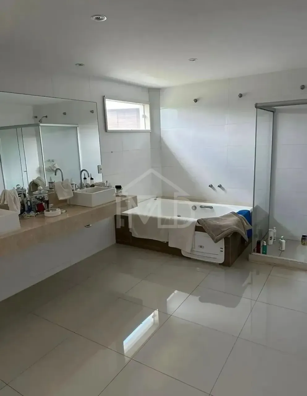 House with 5 bedrooms and floor-to-ceiling windows — photo 4