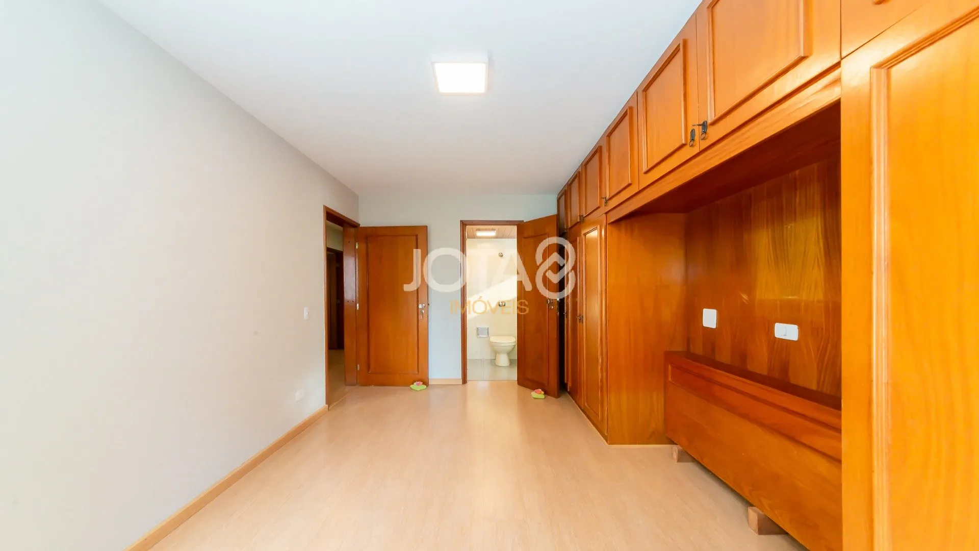 3-bedroom apartment with wood or laminate floors in Curitiba — photo 22