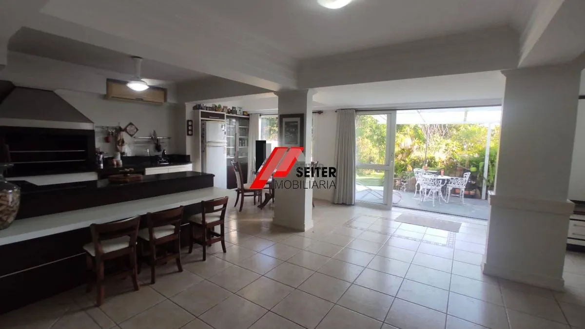 Rental house with 5 bedrooms and an open-plan kitchen — photo 23