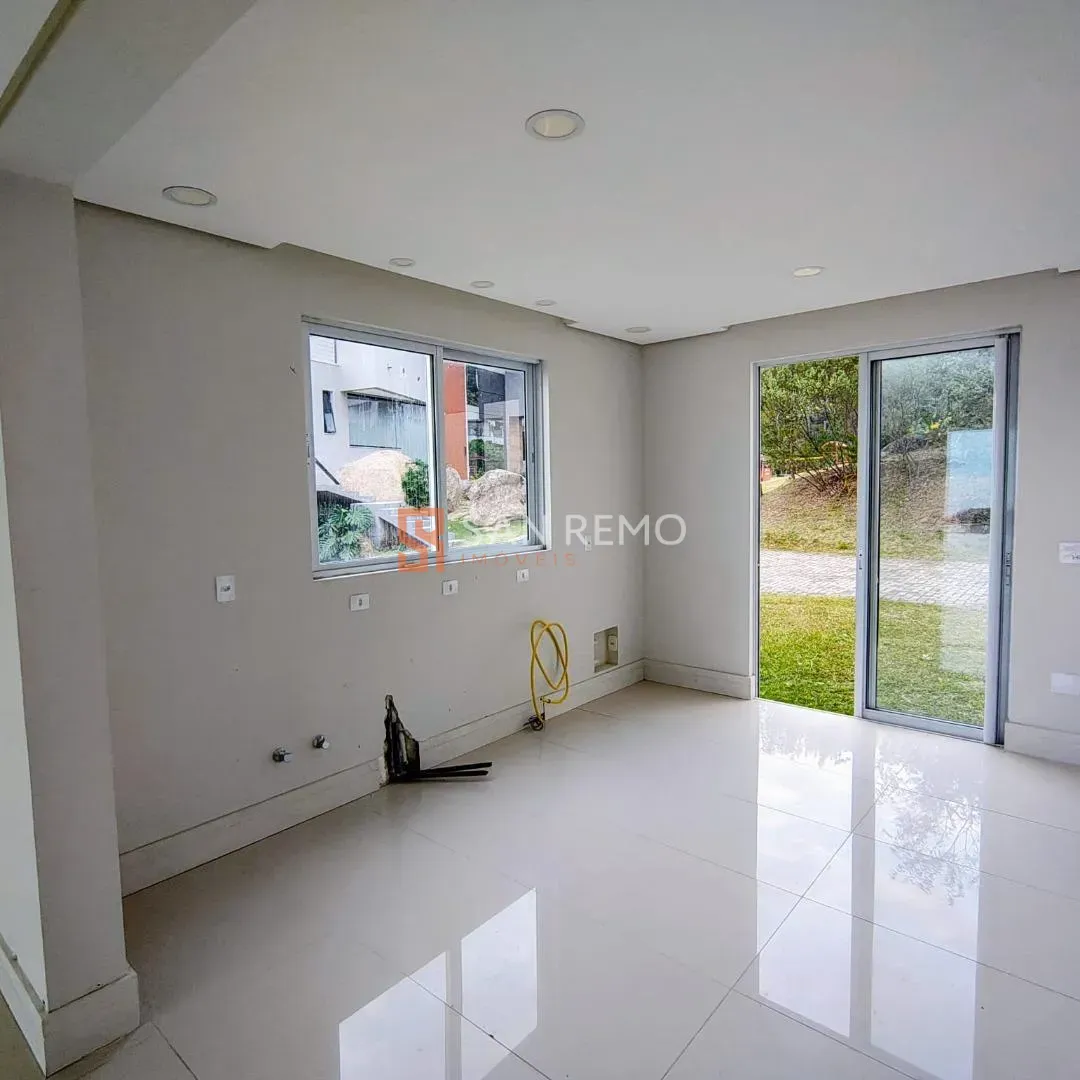 Дом с 3 спальнями и 2 ванными, 4 парковки и 718 м² — photo 19