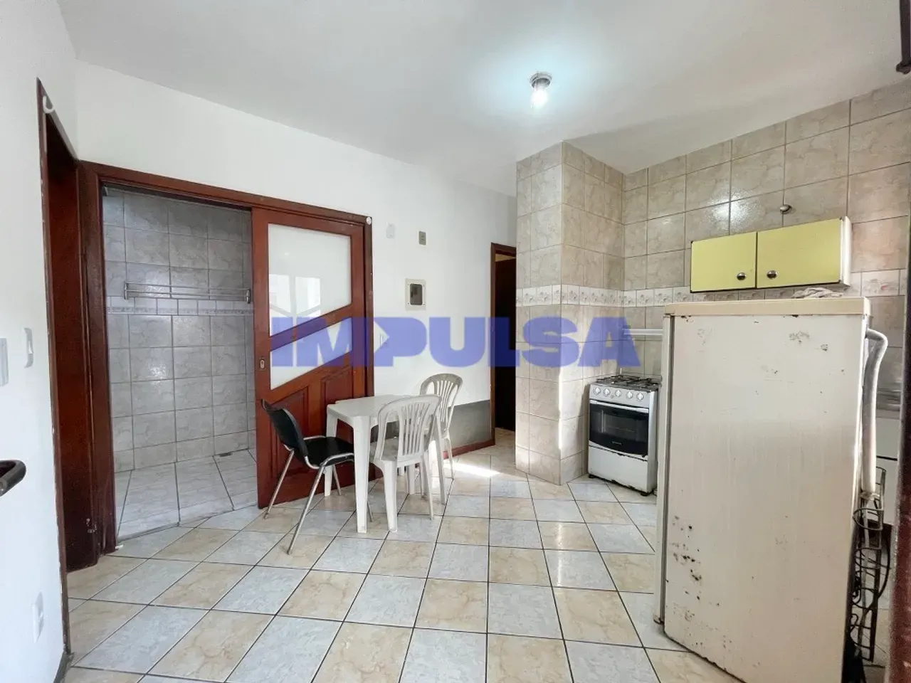 Furnished 1-bedroom apartment with a gas stove