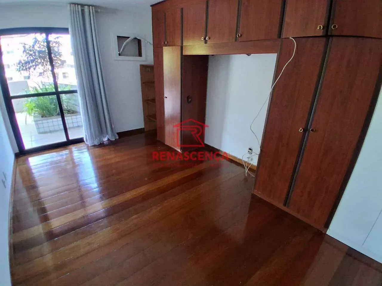 Apartamento sem mobília com 3 quartos, piso de madeira — photo 21