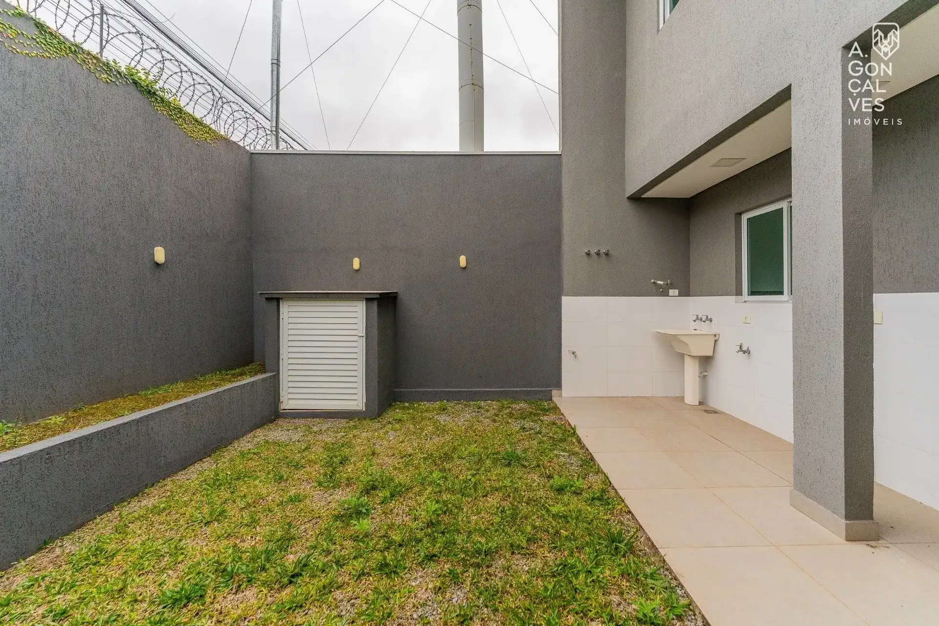 House with 3 bedrooms and an open-plan kitchen — photo 32