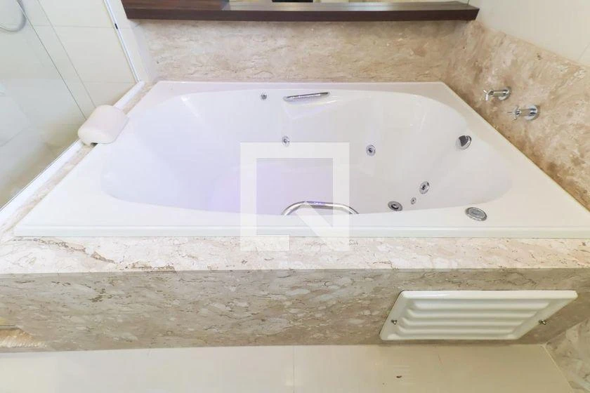 266 m² apartment with a bathtub and a walk-in closet — photo 4