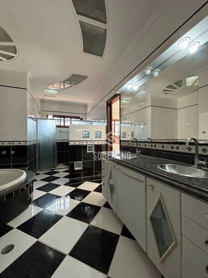 House with 6 bedrooms and 720 m² plus 4 parking — photo 42