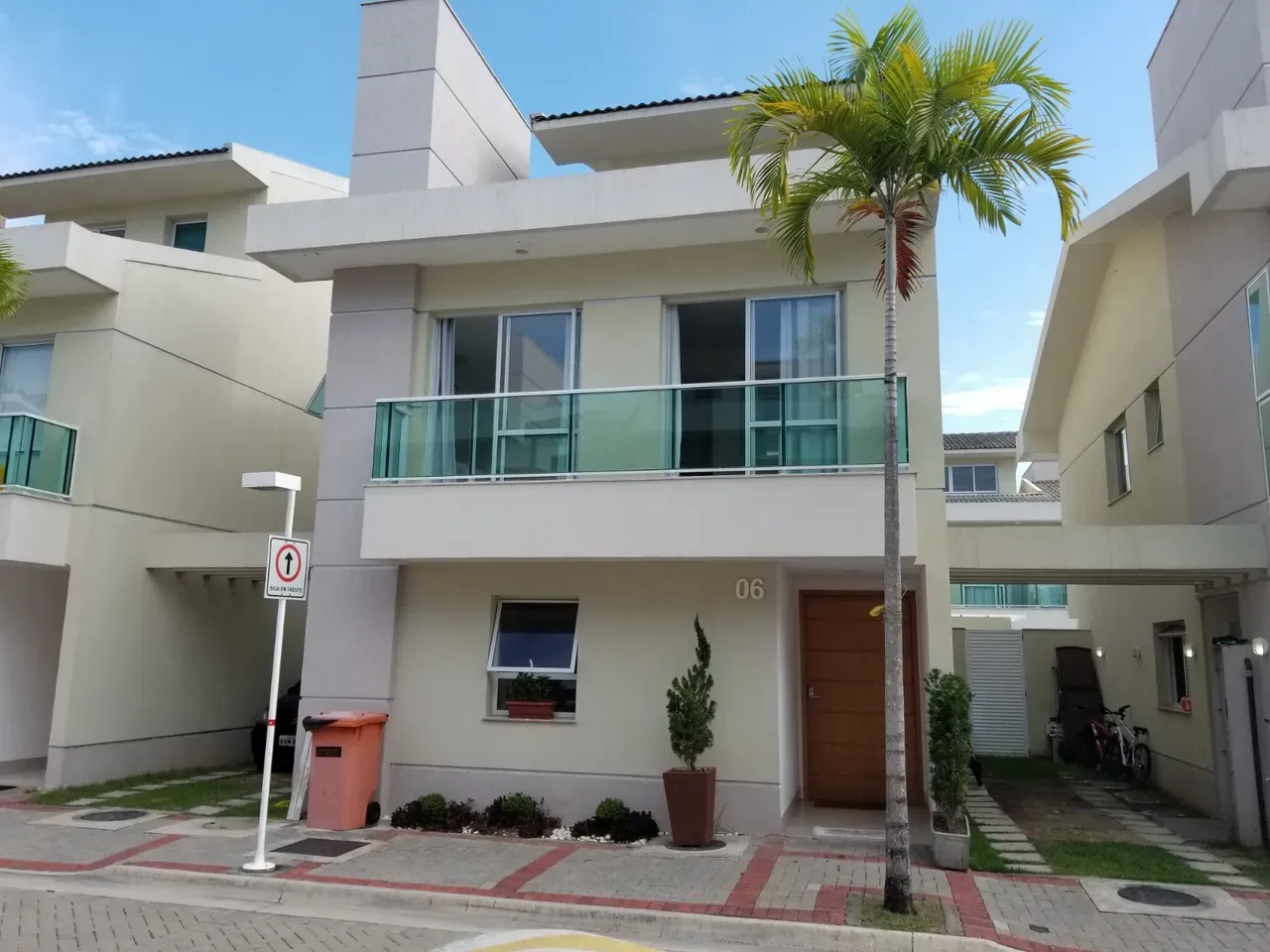 Balcony with a grill in a 5-bedroom house, 220 m² — photo 45