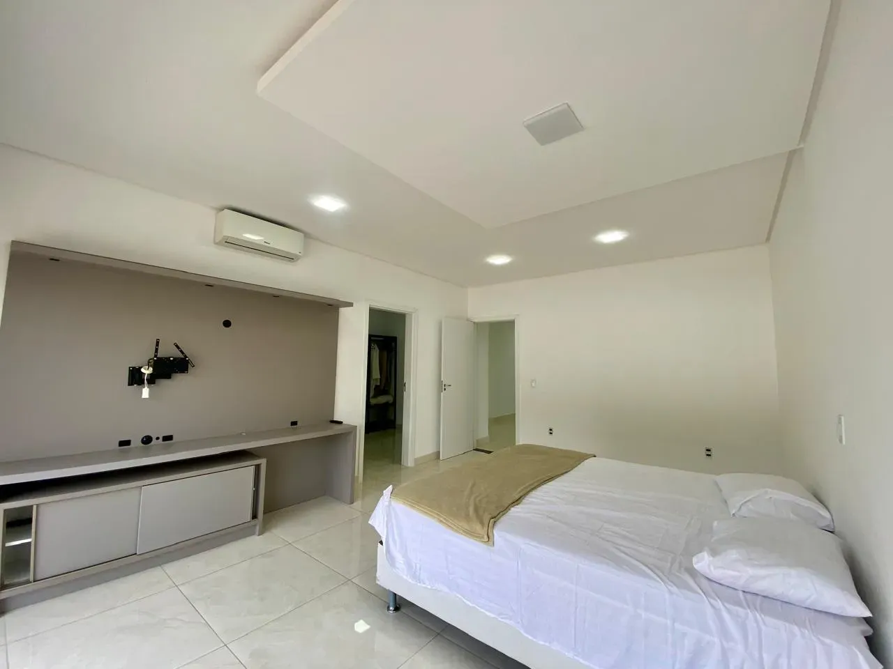 240 m² house with a garden and a bathtub — photo 6