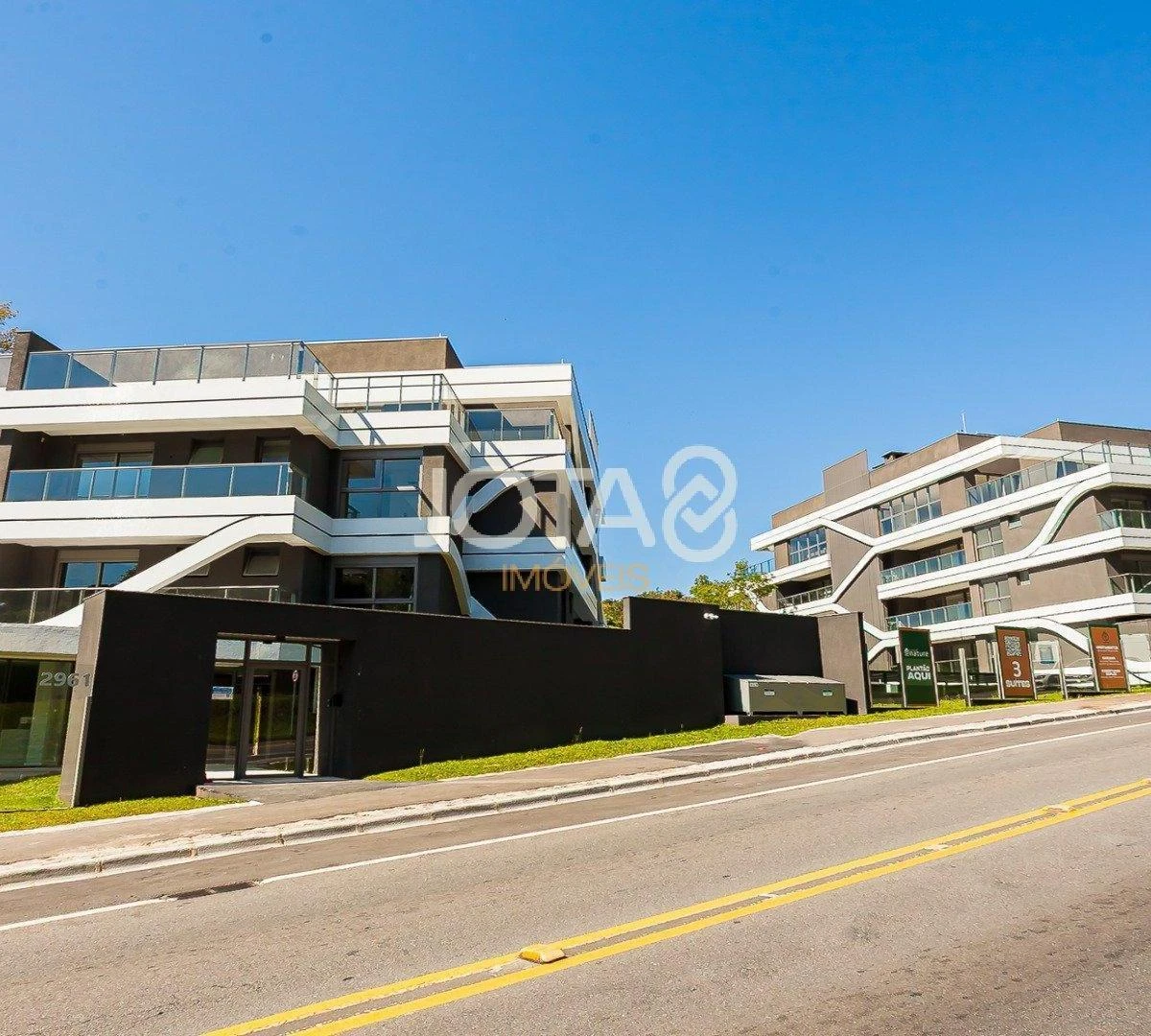 Balcony with a grill in a 3-bedroom apartment, 143 m² — photo 49