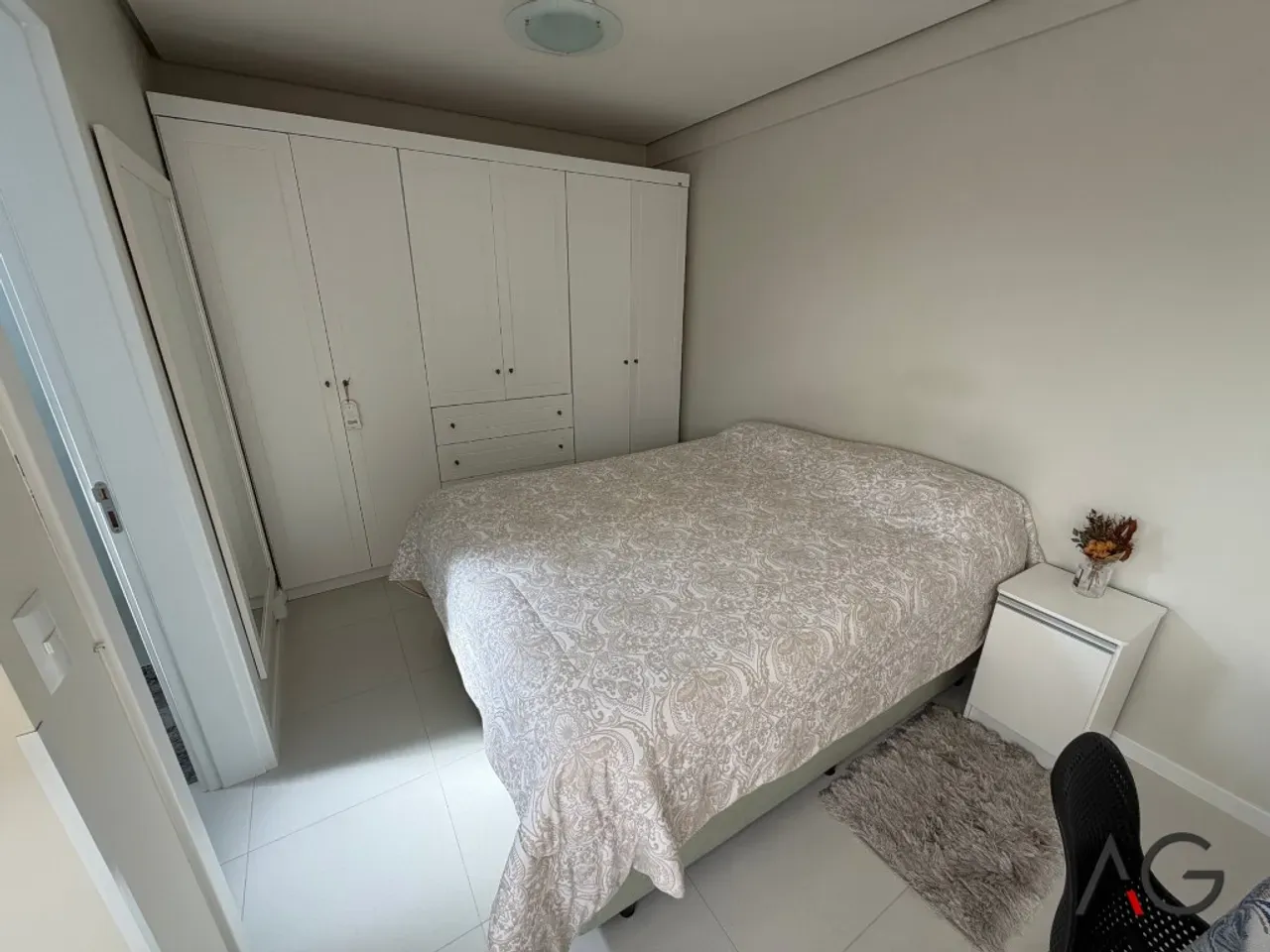 Furnished studio with open-plan kitchen and 2 parking spots — photo 4