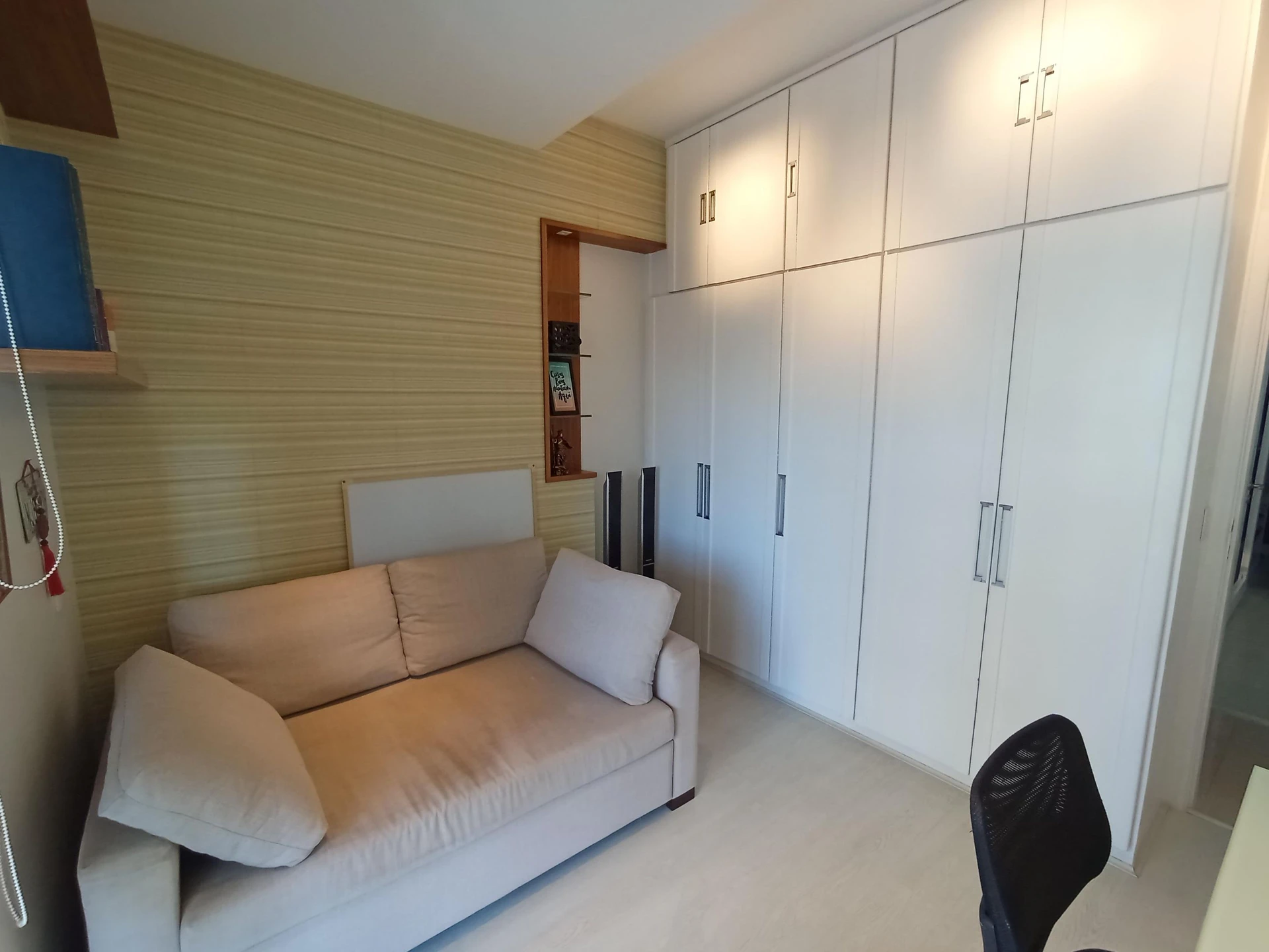Furnished 3-bedroom apartment with enclosed balcony — photo 27