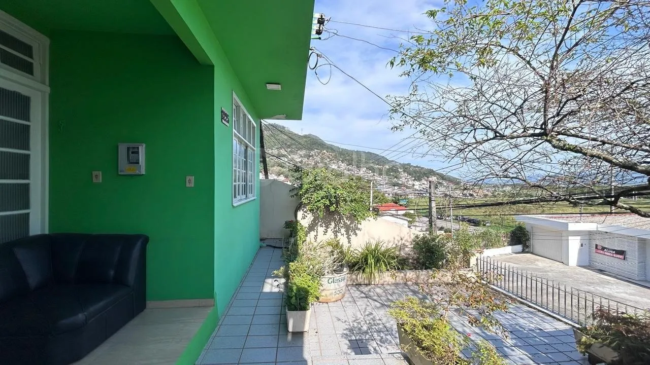 House with 4 bedrooms and a private BBQ area