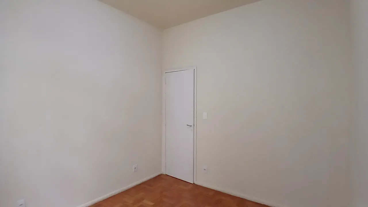 Walk-in closet in a one-bedroom apartment, 45 m² — photo 10