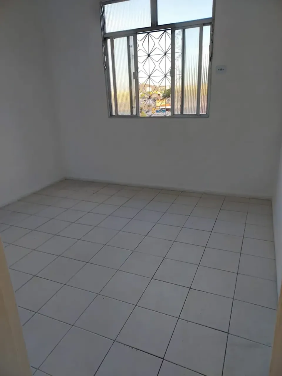 Unfurnished 1-bedroom apartment with a closed kitchen — photo 7
