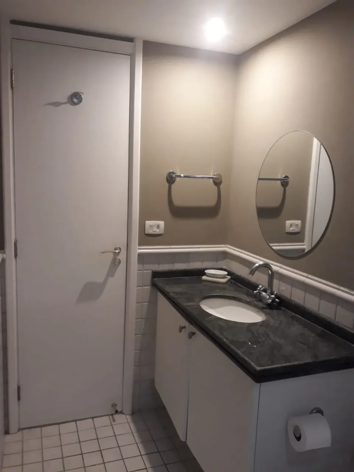 One-bedroom apartment in a building with a gym — photo 10