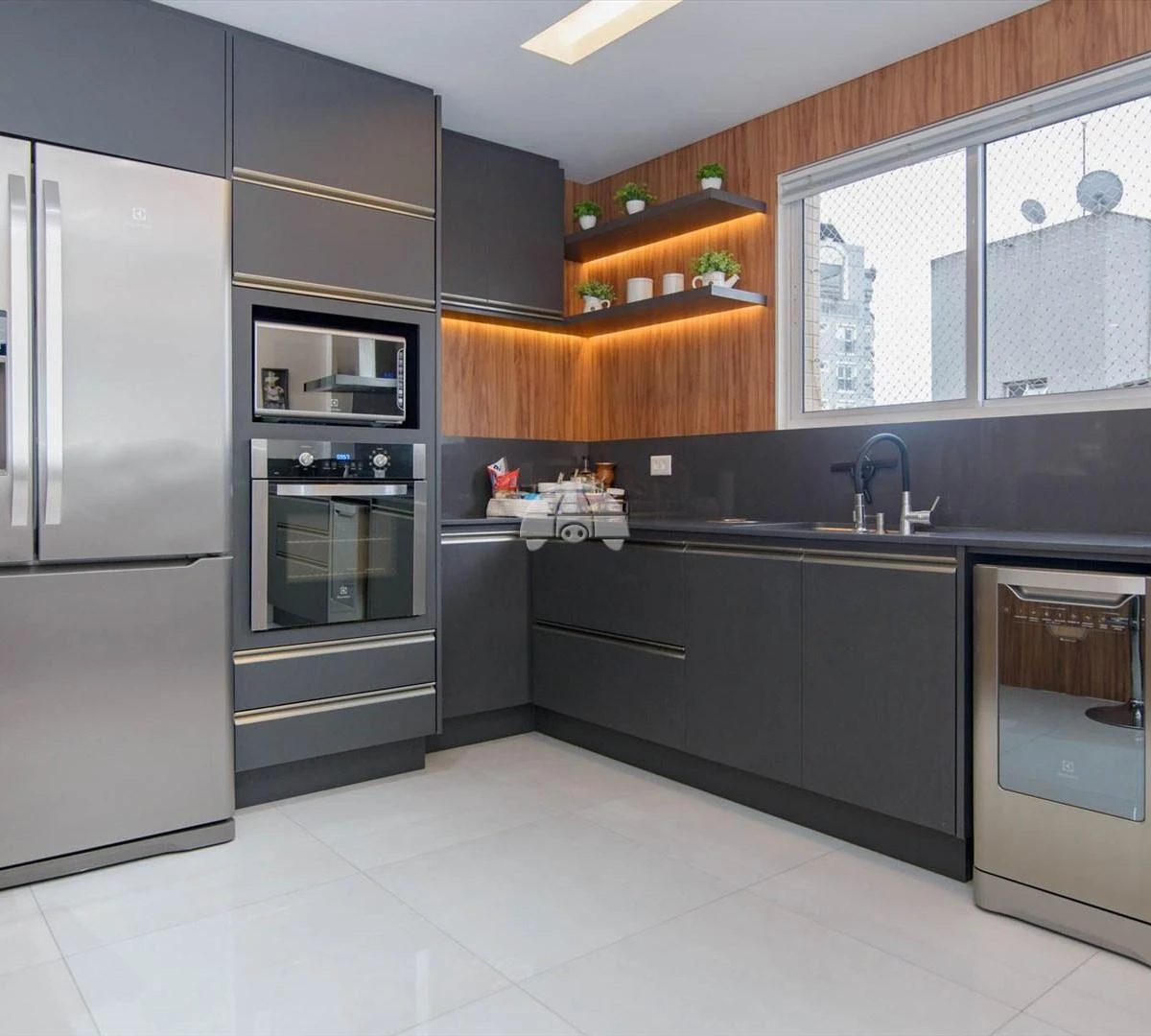Furnished 3 en-suite apartment with open-plan kitchen — photo 11
