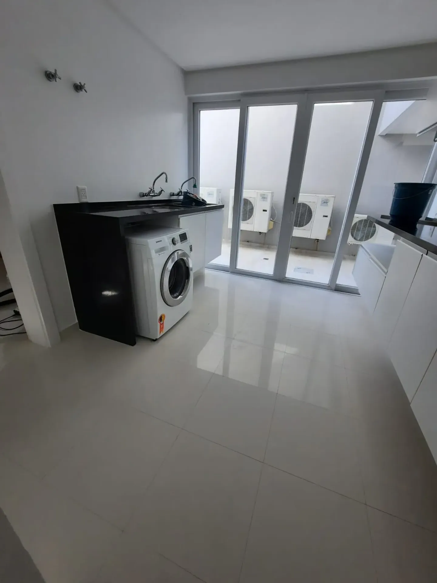 House with 7 bedrooms and an open-plan kitchen — photo 10