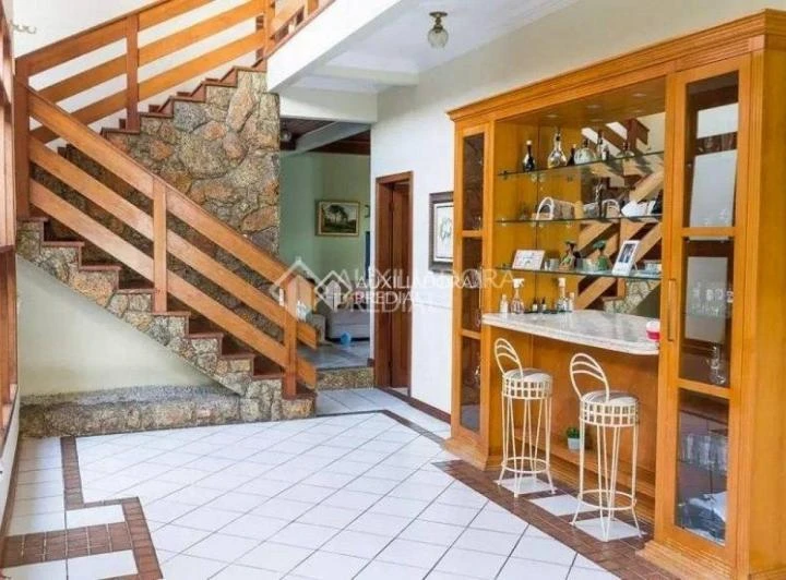 House with 5 bedrooms, 2 en-suite and 4 parking spots, 340 m² — photo 6