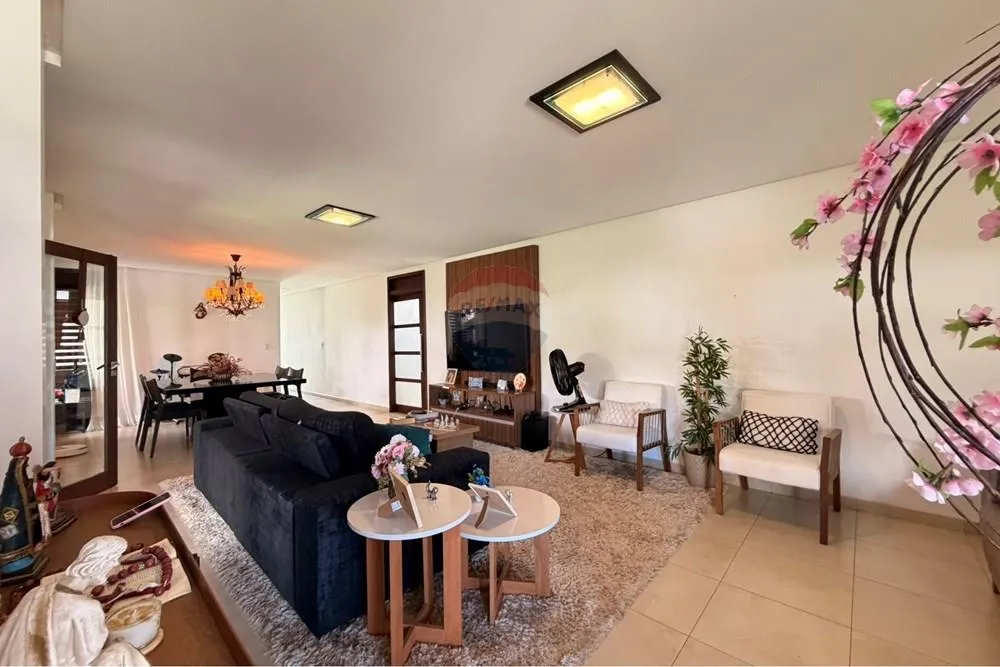 House with 4 en-suite bedrooms and a ready workspace