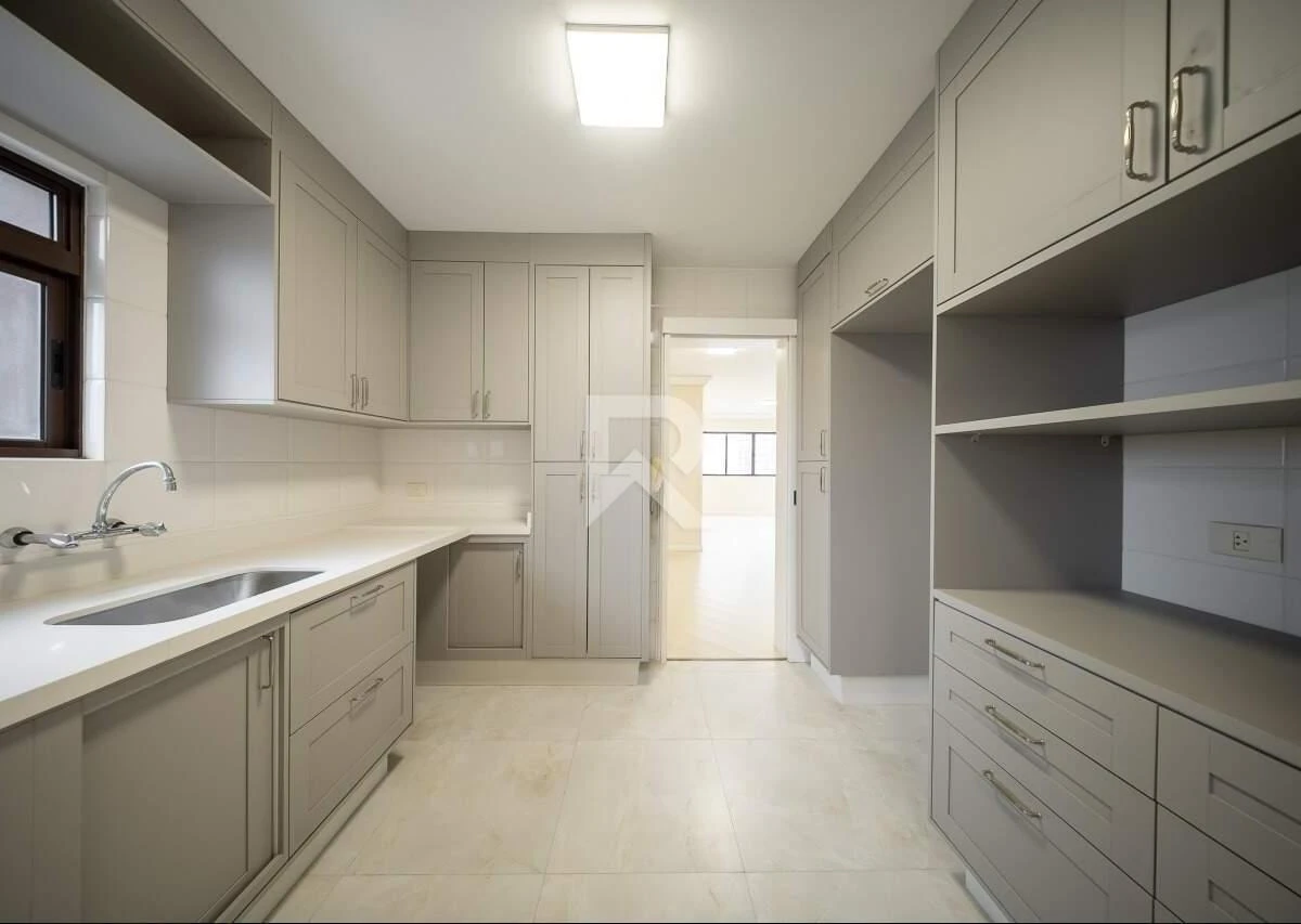 119 m² apartment with a grill on the balcony and a bathtub — photo 3