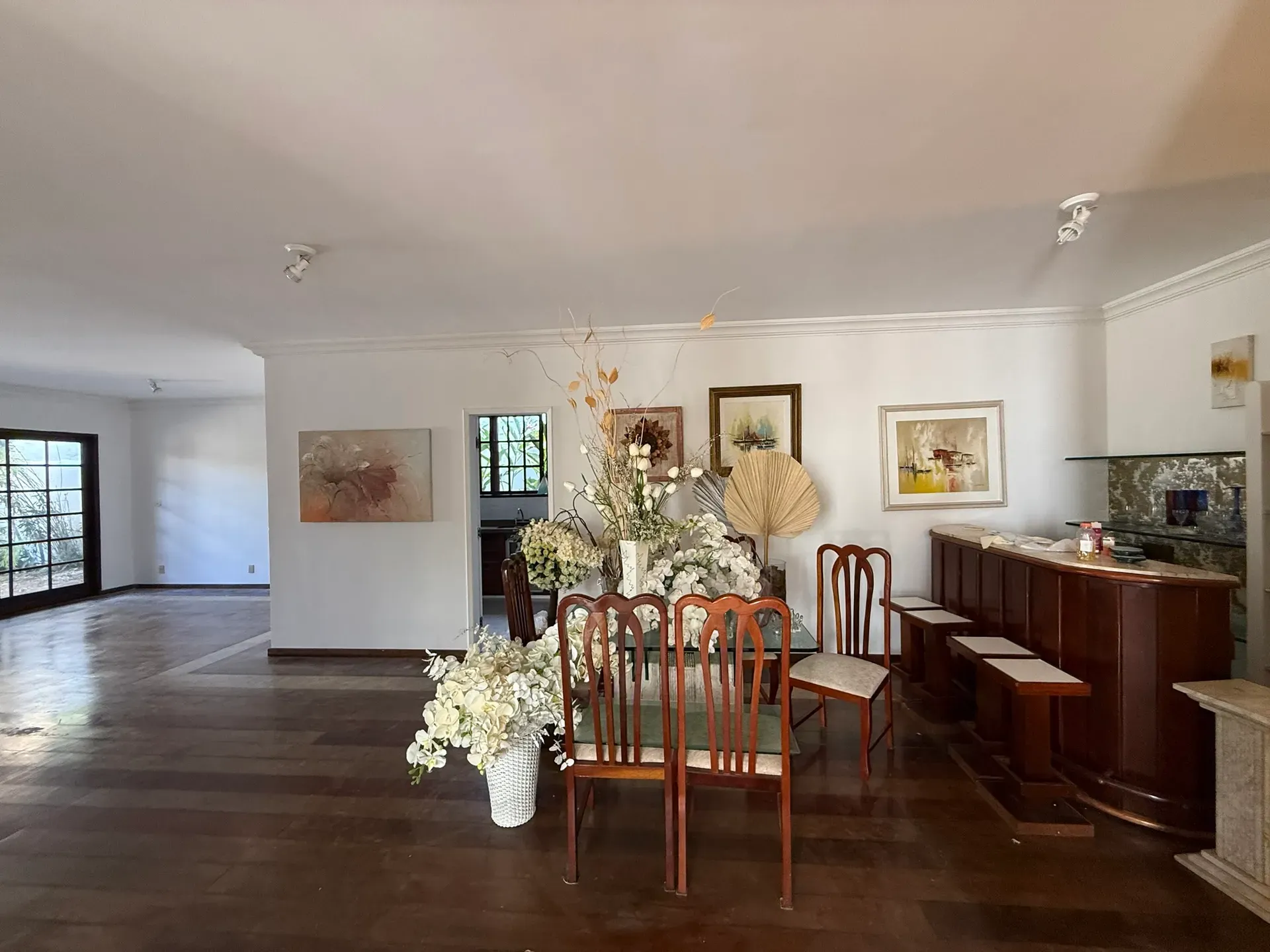 Furnished house, 350 m², with a glass-enclosed balcony