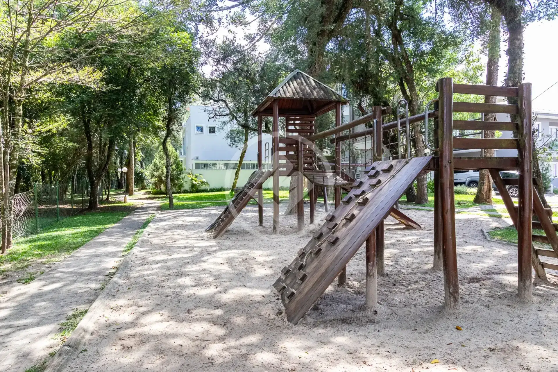 Casa em condomínio com 4 quartos e 270 m² — photo 23