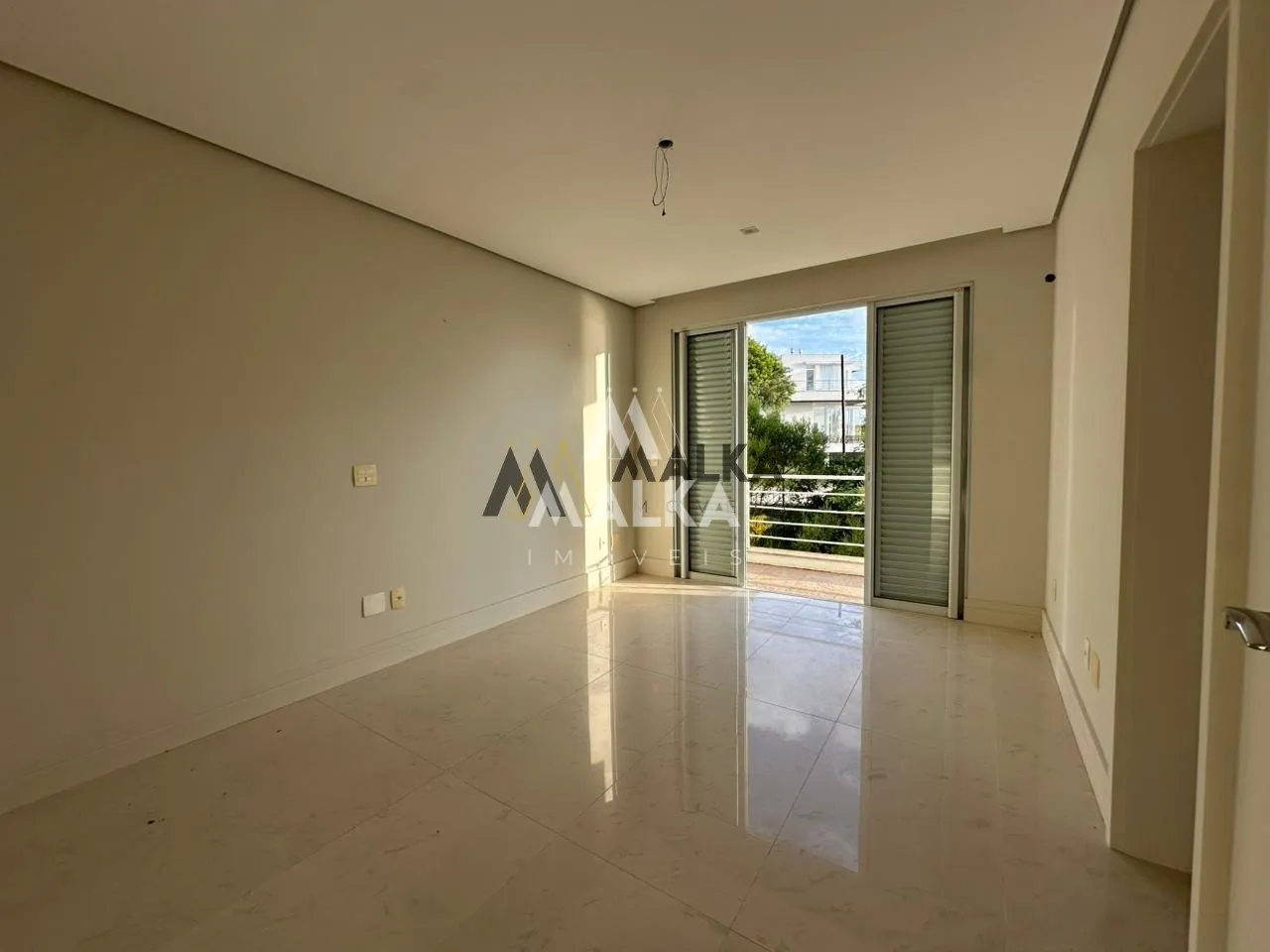461 m² house with 3 en-suite bedrooms and private garden — photo 28
