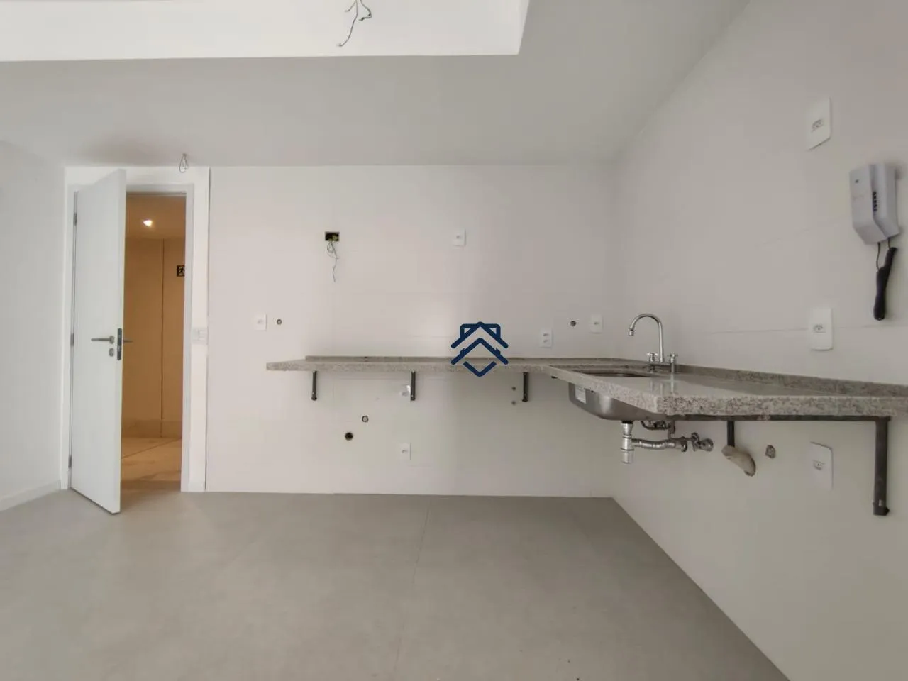 2-bedroom apartment with a mountain view — photo 2
