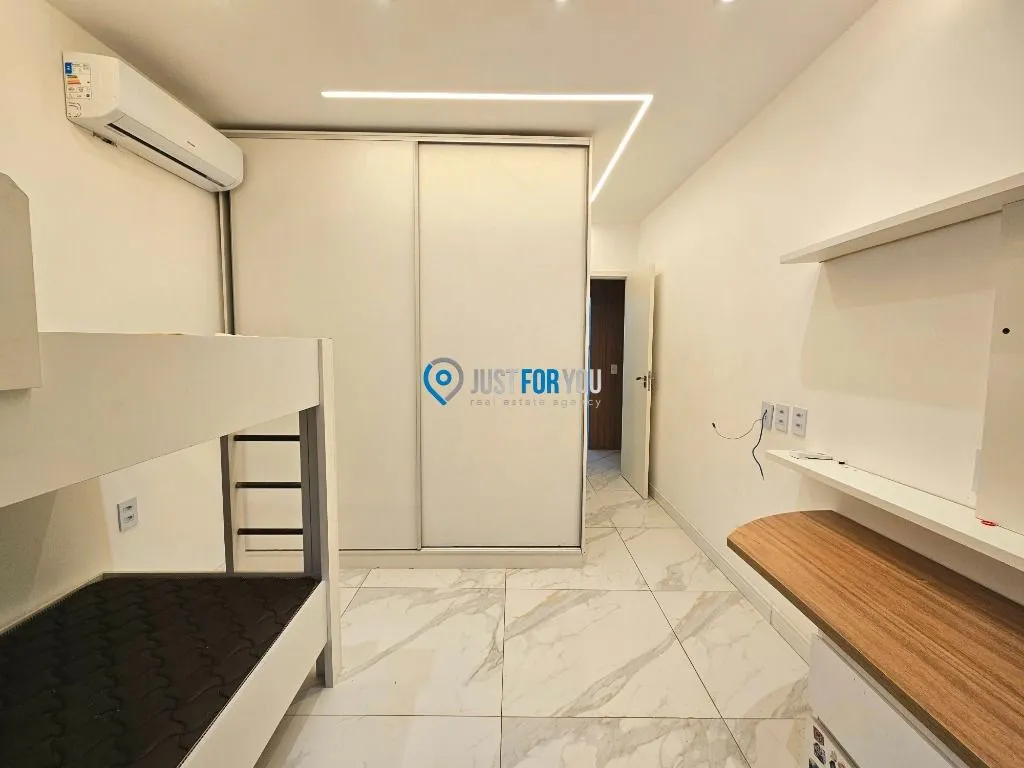 Floor-to-ceiling windows in a 3-bedroom apartment, 250 m² — photo 16