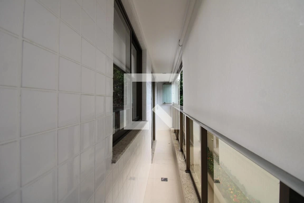 Furnished 2-bedroom apartment with glass balcony — photo 32